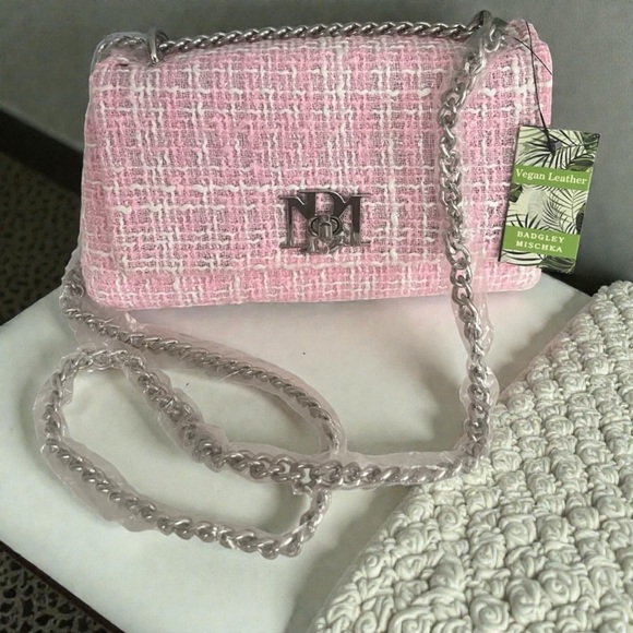 Badgley Mischka pink textured messenger bag with silver chain strap - Picture 9 of 11